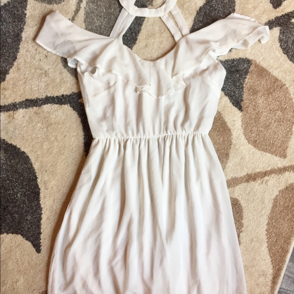 White choker/cold should dress